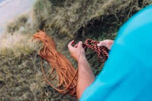 Почему плетеный шнур суффикс 832 расплетается при забросе легкого грузила 30 грамм хотя узел завязан паломаром