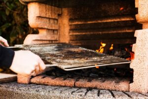 Чем отмыть копоть от мангала с кирпичной стенки
