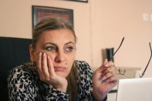 Почему дергается глаз верхнее веко уже месяц