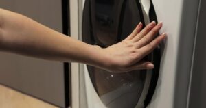 Почему не открывается крышка стиралки индезит